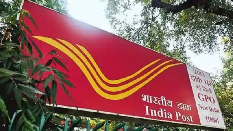 10 हजार रुपए तक ब्याज टैक्स फ्री
वित्तीय वर्ष 2012-13 से पोस्ट ऑफिस में खोले गए बचत खाते पर प्रति वर्ष 10 हजार रुपए की आया ब्याज के रूप में होती है, तो उस पर टैक्स नहीं लगेगा। पोस्ट ऑफिस में 10 साल और इससे ज्यादा उम्र के नाबालिग लोग भी खाता खोल सकते हैं और उसे संचालित कर सकते हैं।
(फाइल फोटो)