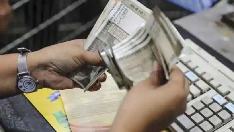 पोस्टल डिपार्टमेंट ने क्या जारी किया सर्कुलर
पोस्टल डिपार्टमेंट ने एक सर्कुलर जारी कर के बताया है कि जो लोग पोस्ट ऑफिस के सेविंग्स अकाउंट में सरकार की डायरेक्ट ट्रांसफर बेनिफिट का लाभ लेना चाहते हैं, उन्हें अपना अकाउंट आधार से लिंक कराना होगा। आधार से लिंक कराने के लिए खाता खोलने के एप्लिकेशन में ही कॉलम दिया गया है।
