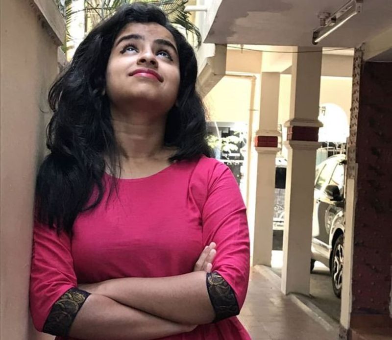 <p>விஜய் தொலைக்காட்சியில் சமையல் போட்டிக்கு நடுவே கலகலப்பான காமெடியுடன் ஒளிபரப்பாகி வரும் “குக் வித் கோமாளி சீசன் 2” நிகழ்ச்சி அனைவரையும் வெகுவாக கவர்ந்துள்ளது. </p>