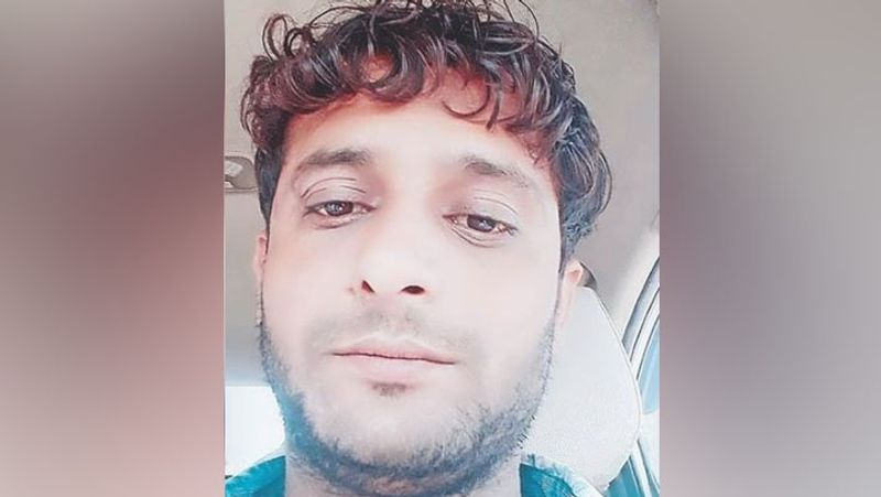 सुरेश के जेल जाने के बाद सुखबीर और सुनीता दुबारा मिलने लगे। लेकिन जब सुरेश को इसका पता चला, तो उसे रास्ते से हटाने का प्लान बनाया गया। सुखबीर ने सुरेश को अपने ढाबे पर बुलाया था। यहां दोनों ने शराब पी। जब सुरेश बेहोश हो गया, तो सुखबीर ने उसे गोली मार दी। लंबे समय तक अपने बेटे से संपर्क नहीं होने पर सुरेश के पिता रधाना निवासी राममेहर ने एक सितंबर को गुड़गांव सेक्टर-5 पुलिस में शिकायत दर्ज कराई थी। सुनीता ने पुलिस को बयान दिया था कि सुरेश उससे लड़-झगड़कर कहीं चला गया है।
अगली स्टोरी पढ़ें कहीं और सुसाइड नोट लिखती, तो पति मिटा देता सबूत...इसलिए 'गुप्त' जगह पर लिखी आपबीती