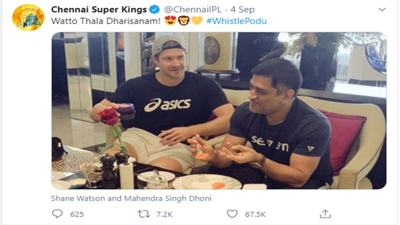 इसके साथ ही सीएसके की टीम ने कप्तान एमएस धोनी और शेन वॉटसन की भी एक तस्वीर शेयर की है, जिसमें दोनों साथ में नाश्ता कर रहे है और काफी खुश नजर आ रहे हैं। इस फोटो पर कैप्शन दिया गया "Watto Thala Dharisanam! #WhistlePodu".