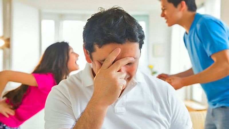 पितृ दोष के कारण घर-परिवार में किसी न किसी कारण झगड़ा होता रहता है। परिवार के सदस्यों में मनमुटाव बना रहता है।