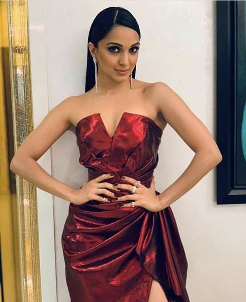 যদি এই প্রথমবার নয়, এর আগেও একাধিকবার সাহসী পোজে পেজ থ্রি-র শিরোনামে উঠে এসেছেন কিয়ারা আদবানি।