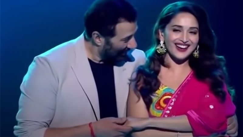 वहीं, डांस के बाद सनी देओल से जब पूछा गया कि आप बहुत ज्यादा शरमा रहे थे तो उन्होंने कहा, क्या करूं मैं शरमा नहीं रहा था, वो अपने आप ही शरमाहट आ जाती है। हालांकि बाद में उसे पीछे करना पड़ता है।