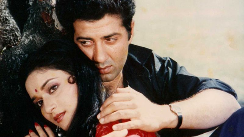 बता दें कि फिल्म 'त्रिदेव' 31 साल पहले 1989 में रिलीज हुई थी।
