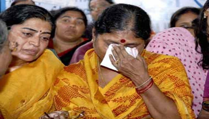 సోమవారంనాడు వైఎస్ విజయమ్మ ఐదు పేజీల లేఖను ఆమె మీడియాకు విడుదల చేశారు. వైఎస్ వివేకానందరెడ్డి కూతురు డాక్టర్ సునీతారెడ్డి ఈ నెల 2వ తేదీన సీబీఐ అధికారులను కలిసిన తర్వాత మీడియా సమావేశం ఏర్పాటు చేసి తన ఆవేదనను వ్యక్తం చేశారు.