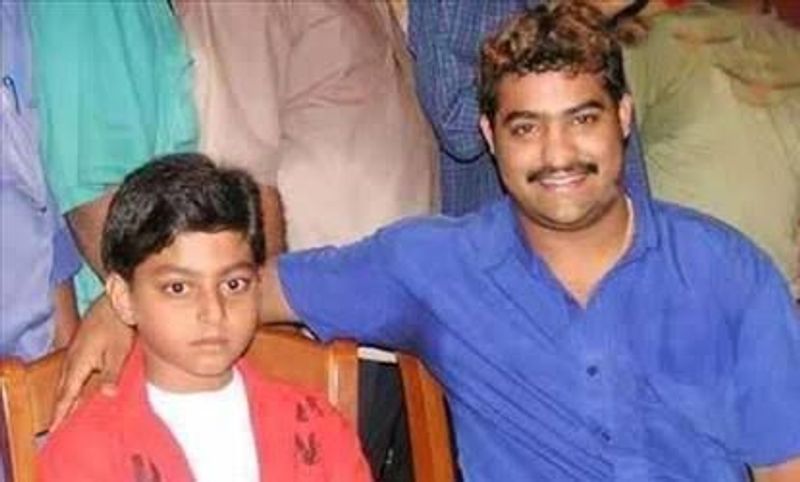 25ఏళ్ల మోక్షజ్ఞ వెండితెర ఎంట్రీ ఆలస్యం కావడానికి కూడా కారణం ఇదే అని తెలుస్తుంది. దీనితో ఫ్యాన్స్ తో పాటు బాలకృష్ణ ఆవేదన చెందుతున్నారు. మోక్షజ్ఞ మనసు మార్చాలని బాలయ్య శత విధాలా ప్రయత్నాలు చేస్తున్నారు.