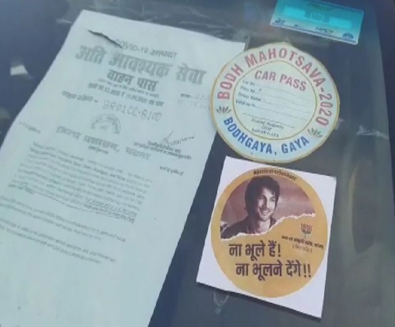 भाजपा कला संस्कृति प्रकोष्ठ के बिहार संयोजक वरुण कुमार सिंह का कहना है कि सुशांत सिंह राजपूत को न्याय दिलाने को लेकर वह शुरुआत से आवाज उठाते रहे हैं। उनकी मुस्कुराती फोटो गाड़ी में लगाई गई है। 