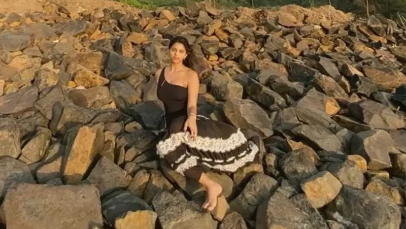 सुहाना स्टार किड्स की चर्चा में हमेशा आगे रहती हैं। अपने ग्लैमरस लुक्स और ड्रेसिंग सेंस को लेकर वे काफी जानी जाती हैं।