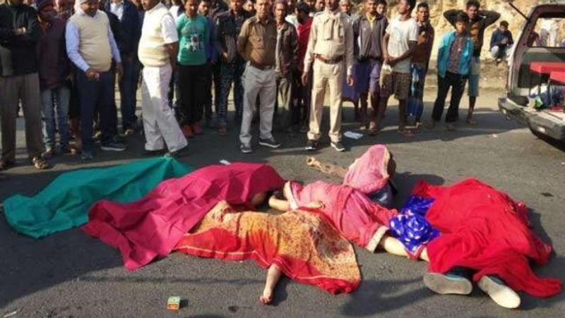 दरअसल, यह दर्दनाक हादसा भीलवाड़ा नेशनल हाईवे पर केसरपुरा के पास शनिवार देर रात में हुआ। मौके पर पहुंचे थाना प्रभारी विनोद कुमार मीणा ने सातों मृतकों की पहचान कर शवों को पोस्टमार्टम के लिए भिजवाया। वहीं हादसे की सूचना मृतकों के परिवार को दी। बताया जाता है कि वैन सवार सभी लोग अपनी बेटी की ससुराल एक कार्यक्रम में भाग लेने के लिए जा रहे थे। (प्रतीकात्मक फोटो)