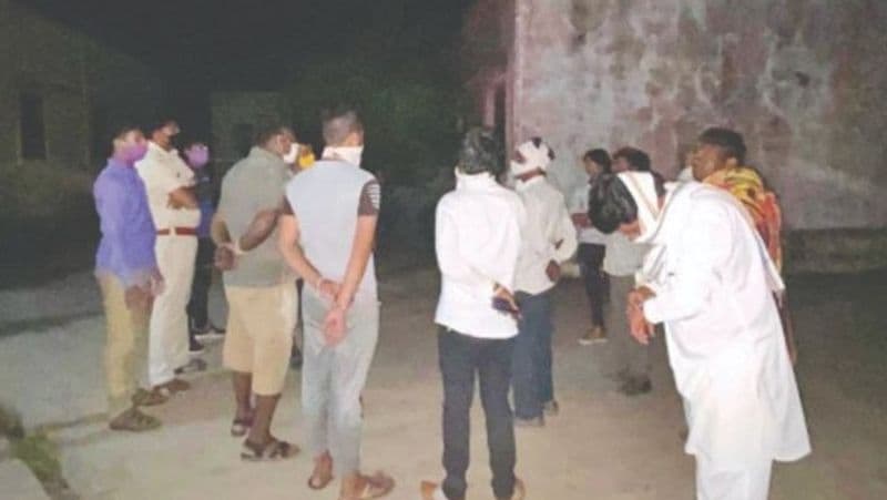 बताया जाता है कि यह दर्दनाक हादसा गलत तरफ से आते ट्रेलर के कारण हुआ। ट्रेलर से टकराते ही वैन के इंजन में शॉर्ट सर्किट हुआ, जिससे वह जलने लगी और अंदर बैठे सभी सवारियों की मौके पर ही मौत हो गई।