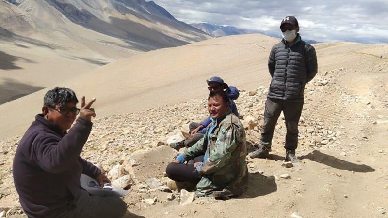 इस बड़े ऑपरेशन में भारतीय सेना के साथ-साथ लाइन ऑफ एक्चुअल कंट्रोल पर रहने वाले गांव वालों ने भरपूर मदद की। इन दुर्गम इलाकों के हर एक चप्पे से वाकिफ गांव वालों ने सेना का सामान, राशन और दूसरी जरूरी चीजें कंधों पर उठाकर पहाड़ों पर पहुंचा दी है। 