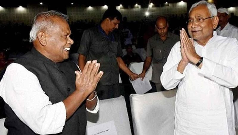 पूर्व सीएम जीतन राम मांझी ने कहा कि मखदुमपुर के विकास के लिए मैं अपने निजी परिवार का उम्मीदवार दे रहा हूं। नीतीश कुमार बिहार के पक्ष में काम कर रहे हैं, इस कारण मैं एनडीए में आया हूं।
(फाइल फोटो)