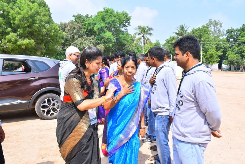 ಗುರುವಂದನಾ ಕಾರ್ಯಕ್ರಮಕ್ಕೆ ಆಹ್ವಾನಿಸಲು ಅವರ ಮನೆಗೆ ಹೋಗಿದ್ದಾಗ ಅವರ ಸ್ಥಿತಿ ಕಂಡು ತೀವ್ರ ನೊಂದುಕೊಂಡೆವು. ಎಲ್ಲರೂ ಮಾತನಾಡಿಕೊಂಡು ಕೈಲಾದ ಹಣ ಜೋಡಿಸಿ ಮನೆ ನಿರ್ಮಿಸಿದೆವು. ಕಳೆದ ಫೆಬ್ರವರಿಯಲ್ಲಿ ಮನೆ ನಿರ್ಮಿಸುವ ಕಾರ್ಯ ಶುರುವಾಯಿತು. ಹತ್ತು ದಿನಗಳ ಹಿಂದೆಯಷ್ಟೇ ಗೃಹಪ್ರವೇಶ ಕಾರ್ಯ ನಡೆಯಿತು ಎಂದು ಮನೆ ನಿರ್ಮಾಣ ಕಾರ್ಯದಲ್ಲಿ ಮುಂಚೂಣಿ ವಹಿಸಿದ್ದ ಹಳೆಯ ವಿದ್ಯಾರ್ಥಿ ಹಾಗೂ ಬೆಂಗಳೂರಿನ ಸಾಫ್ಟ್ವೇರ್ ಎಂಜಿನಿಯರ್ ಮಹ್ಮದ್ ಶಫಿ ತಿಳಿಸಿದ್ದಾರೆ. 