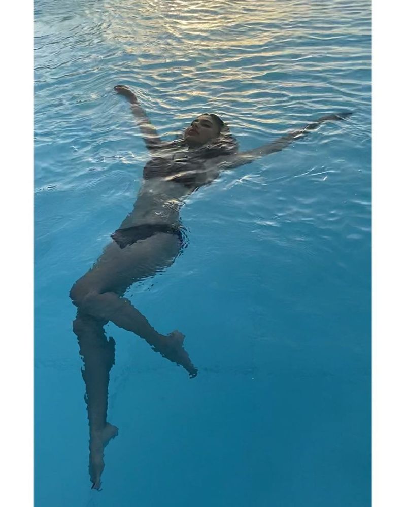 Bollywood actress Mouni Roy black bikini picture set social media on fire BRd