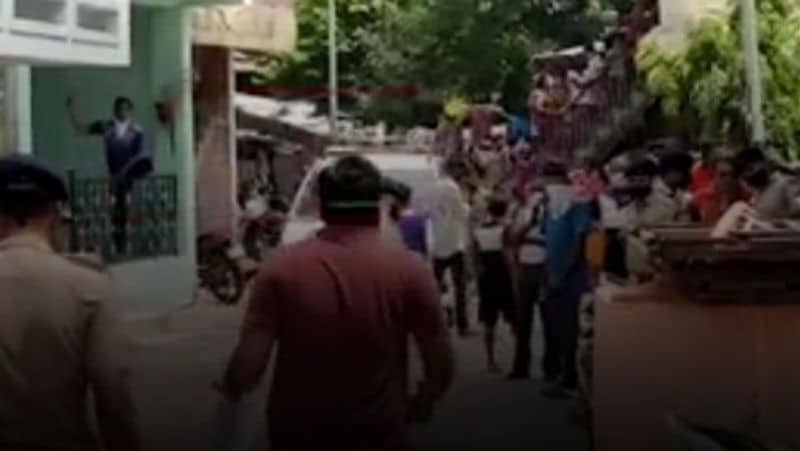 घटनास्थल पर मौजूद पुलिस।