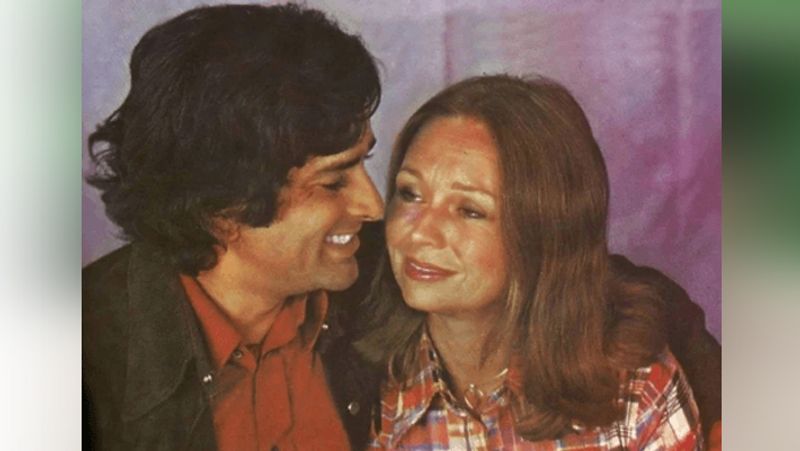50 के दशक की बात जब शशि कपूर अपने पिता के साथ पृथ्वी थिएटर में काम करते थे। उस समय उनका एक प्ले का शो कोलकाता के थिएटर में चल रहा था। ये शो इतना पसंद आया था कि लोगों की डिमांड पर इसे आगे बढ़ाया गया। इसी दौरान एक विदेशी लड़की रोज प्ले देखने आया करती थी और आगे वाली कतार में बैठती थी। शशि इस लड़की को देखते ही अपना दिल उसे दे बैठे थे। दरअसल, ये लड़की और कोई नहीं जेनिफर केंडल थी, जो अपने पिता की नाटक मंडली शेक्सपिएराना के साथ पूर्वी एशिया की यात्रा पर आई थी। 