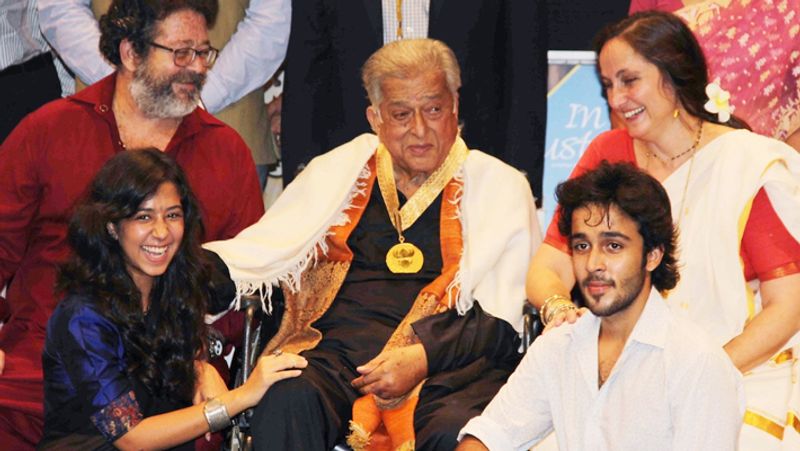 जेनिफर एक शानदार एक्ट्रेस थीं लेकिन शादी के बाद उनकी पहली प्राथमिकता फैमिली रही। इसीलिए उन्होंने एक्टिंग छोड़ दी। दोनों के तीन बच्चे कुणाल, करन और संजना है। 