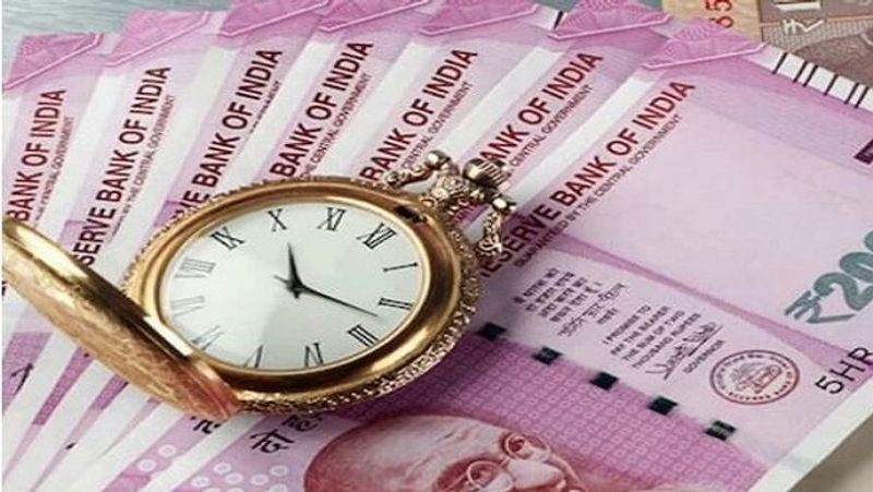 कई विकल्प हैं मौजूद
कर्जदार अपने लोन का रिपेमेंट लम्प-सम अमाउंट में कर सकते हैं। उनके पास यह भी विकल्प है कि वे कर्ज देने वाले बैंक से इस रकम को आउटस्टैंडिंग लोन की रकम में जुड़वा लें। इससे उनके लोन रिपेमेंट की बची हुई अवधि में हर महीने की EMI बढ़ जाएगी। कर्जदारों के पास एक विकल्प यह भी है कि वे लोन की अवधि को ही बढ़वा लें।
(फाइल फोटो)
