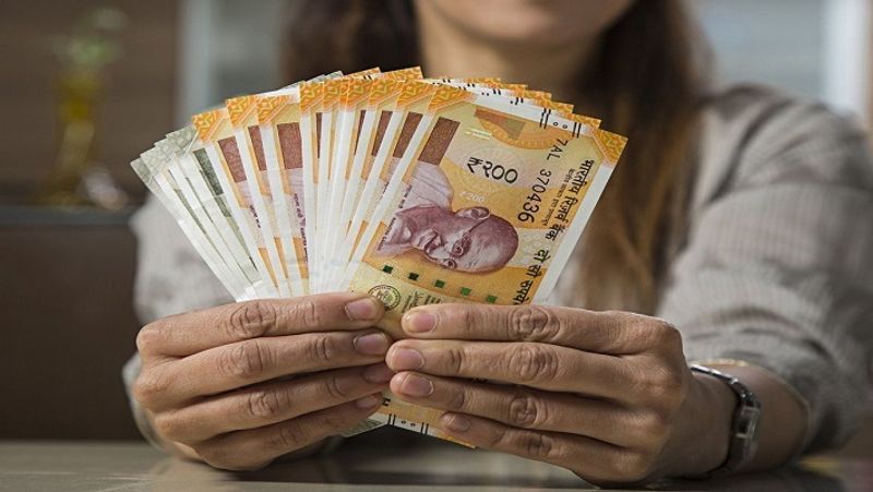 क्या प्रावधान होंगे लोन रिस्ट्रक्चरिंग में
रिस्ट्रक्चरिंग प्लान के तहत बैंक लोन रिपेमेंट को रिशेड्यूल कर सकते हैं या अब तक जमा हुए ब्याज को नई क्रेडिट फैसिलिटी में कन्वर्ट कर सकते हैं। इसके अलावा, लोन की अवधि को बढ़ाया भी जा सकता है। यही नहीं, मौजूदा लोन के लिये मोरेटोरियम को भी 2 साल के लिए बढ़ाया जा सकता हैं। बैंकों का यह फैसला कर्जदारों की मौजूदा रिपेमेंट क्षमता पर भी निर्भर करेगा।
(फाइल फोटो)
