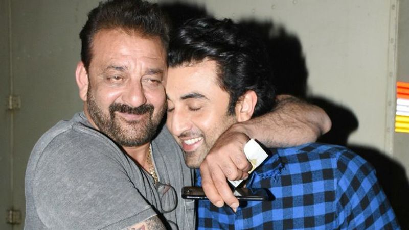 खबरों की मानें तो संजय लंग कैंसर के इलाज के बीच शूटिंग पर वापस लौट रहे हैं। वे जल्द ही रणबीर कपूर (ranbir kapoor) के साथ शमशेरा की शूटिंग शुरू करेंगे। उनके करीबियों के मुताबित, उन्होंने अपनी रुकी हुई फिल्म की शूटिंग पूरी करने का फैसला लिया है। 
