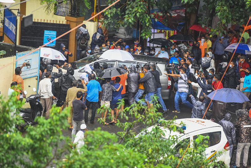 एक अलग पोस्ट में उन्होंने लिखा, "14 जून को जब मैंने आपके बारे में सुना तो मैं खुद को रोक नहीं पाया और मैं दुख में आपके घर गया। लेकिन मिट्टू दीदी के अलावा कोई मौजूद नहीं था। उस समय में अपनी बहन के साथ खड़े होने के लिए मुझे दूसरे दोस्तों के आने का इंतजार करना चाहिए था?'
