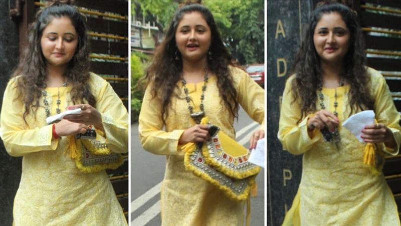 रश्मि देसाई ने कुर्ते के मैचिंग कलर का पर्स भी कैरी किया था। हालंकि, उन्होंने मास्क चेहरे पर लगाने की बजाए हाथ में पकड़ रखा था।