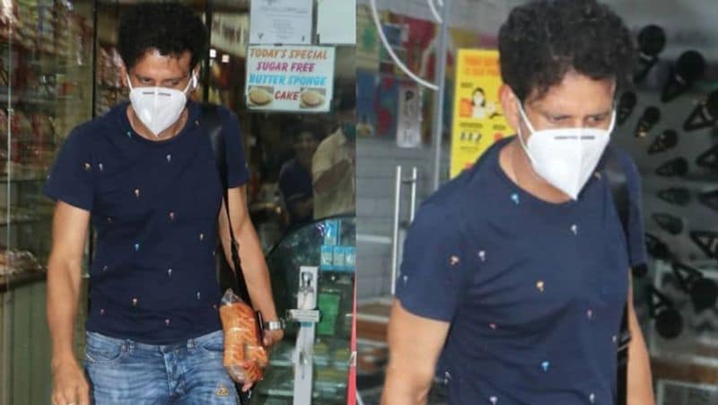 चेहरे पर मास्क और बिखरे बालों में शॉप से बाहर निकलते दिखे मनोज वाजपेयी।