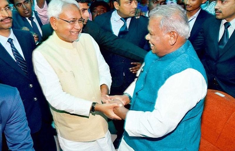 बताते चले कि पेशे से इंजीनियर रहे देवेंद्र मांझी अपने ससुर जीतन राम मांझी के मुख्यमंत्री काल में आप्तसचिव भी रह चुके हैं। उन्होंने कहा है कि मैंने 25 साल उनके साथ रहकर राजनीति सीखा है।
(फाइल फोटो)