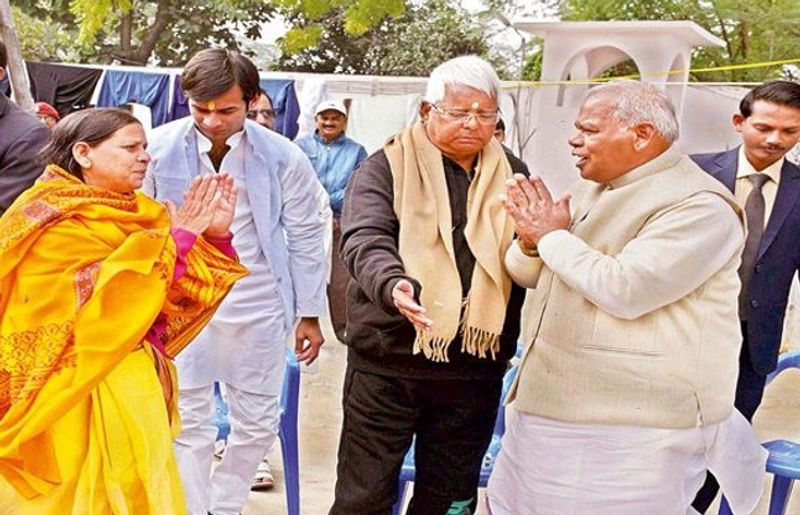उससे पहले तेजप्रताप ने रघुवंश के इस्तीफे और उनके जेडीयू (JDU) में जाने की अटकलों को लेकर कहा था कि वो लोटे का पानी हैं। आरजेडी को समुद्र बताते हुए उन्होंने कहा था कि समुद्र से एक लोटा पानी चले जाने से कोई फर्क नहीं पड़ता। इस बयान के बाद इलाज के दिल्ली के एम्स में भर्ती रघुवंश काफी आहत बताए गए थे। पार्टी के सीनियर नेताओं और कार्यकर्ताओं को भी तेजप्रताप की यह बात बुरी लगी थी। (फाइल फोटो: लालू फैमिली के साथ मांझी) 