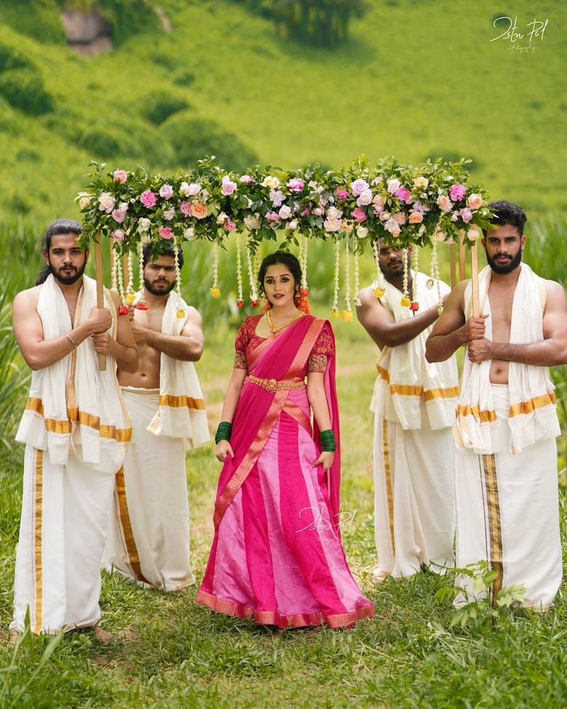 அனிகாவின் இந்த போட்டோ ஷூட் போல தான் காவ்யாவும் எடுத்துள்ளார்.