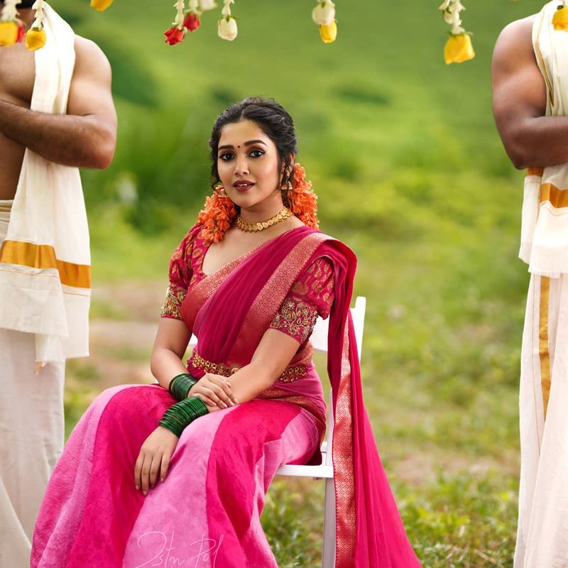 
இதே போல் பாவாடை தாவணியில் காவ்யா எடுத்து கொண்ட புகைப்படங்கள் வைரலாகி வருகிறது