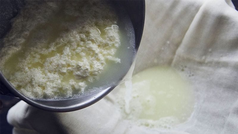 अब इसे गैस से उतार कर एक छन्नी में निकाले और निचे एक बर्तन रखे। इसमें छैना और पानी को छानकर अलग करें।