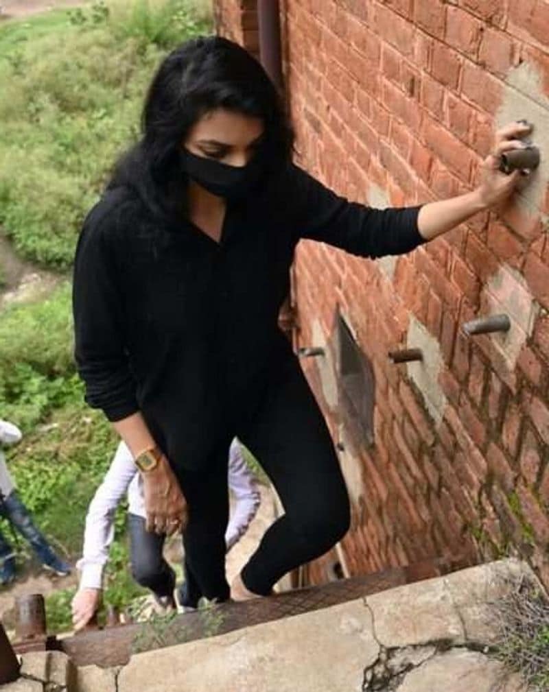 बता दें कि पुष्पम प्रिया चौधरी के दादा उमाकांत चौधरी जेडीयू के संस्थापक सदस्यों से एक थे। साल 2005 में दरभंगा के हायाघाट से विधानसभा चुनाव भी लड़े थे, लेकिन हार गए। उनके पिता विनोद कुमार चौधरी जेडीयू से एमएलसी रहे हैं, जिनका हाल ही में उनका कार्यकाल समाप्त हुआ है।
(फाइल फोटो)