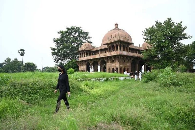 पुष्पम प्रिया चौधरी बिहार को अलग किस्म की पार्टी देने के लिए प्रत्याशियों का चयन संभलकर जांच परख के साथ कर रही हैं। इतना ही नहीं गांव-गांव जाकर खुद प्रचार कर अपना माहौल बना रही हैं। वे जनता से सीधे कनेक्ट होने का हुनर जानती हैं और सबसे पिछड़े एरिया का दौरा कर रही हैं। 