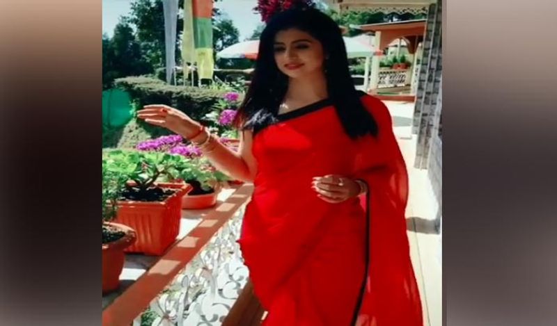 एक तरफ हसीन के इस वीडियो पर जहां हजारों लोग तारीफ कर रहे हैं। किसी ने उन्हें रेड हॉट कहा तो कोई आई लव यू तक कह रहा हैं। वहीं, दूसरी तरफ कुछ लोगों हसीन की तस्वीर देखकर फिर शमी की याद आ गई।