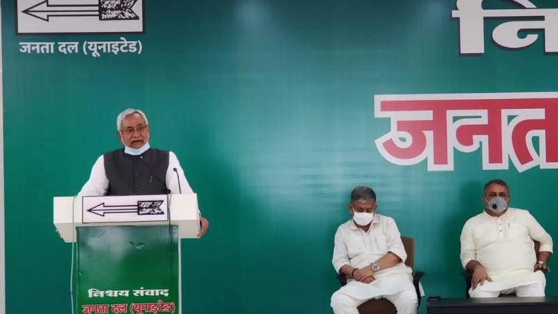 दोनों नेताओं ने सरकार और पार्टी की सत्ता मिलने के बाद नीतीश कुमार के खिलाफ मोर्चा खोल दिया। उपेंद्र कुशवाहा (Upendra Kushwaha) को भी नीतीश ने एक समय काफी प्रमोट किया। बदले में उन्हें यहां भी बगावत का सामना करना पड़ा। 