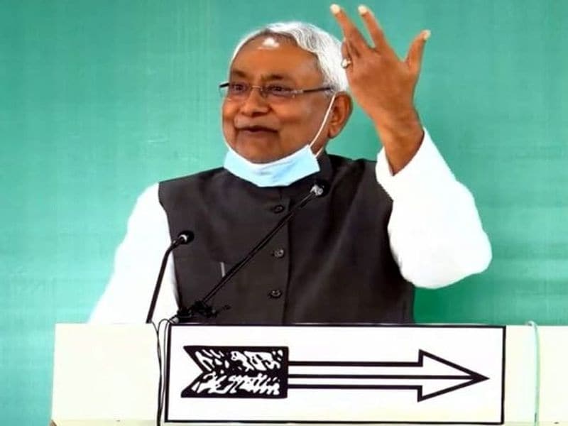 दरअसल, अफसरों पर नीतीश के भरोसा के पीछे कई वजहें हैं। एक बड़ी वजह यह भी है कि अफसरों ने नीतीश को कई बार मुश्किलों से निकाला है। माना जाता है कि अफसरों की काबिलियत की वजह से ही नीतीश की छवि सुशासन बाबू के रूप में मजबूत हुई। 