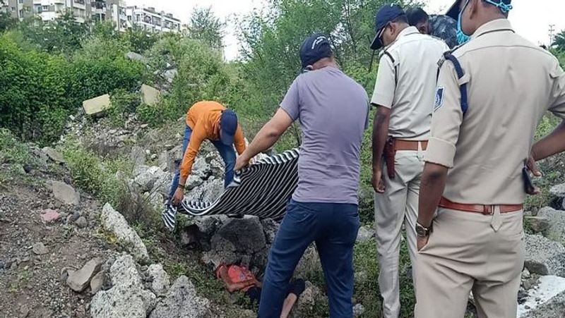 सोमवार दोपहर नाबालिग बच्चा मौका मिलते ही बच्ची को साथ खेलने का बोलकर सुनसान जगह ले गया। वहां ले जाकर उसके सिर पर पत्थर दे मारा। फिर मासूम को खून से लथपथ हालत में छोड़कर भाग गया। जब बच्ची काफी देर हो जाने के बाद घर नहीं पहुंची तो पिता उसकी तलाश करने के लिए निकल पड़े। आसपाल के लोगों ने बताया कि कुछ देर पहले पास के ही खाली प्लाट पर दो बच्चे उनकी बेटी के साथ मारपीट कर रहे थे। जब तक पिता वहां पहुंचा तो बच्ची दम तोड़ चुकी थी।