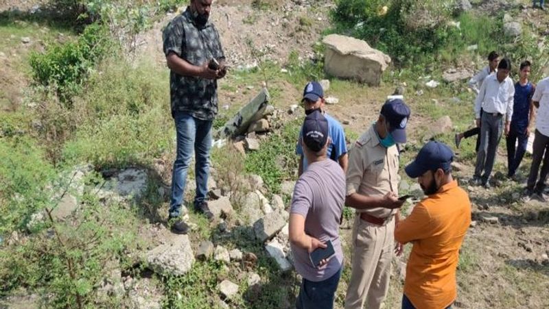 रोते हुए पिता ने पुलिस को बताया कि हम इस इलाके में पिछले साल से किराए से रह रहे हैं। मेरी बच्ची बहुत ही कम घर से बाहर निकलती थी। आज भी वह फूल तोड़ने का बोलकर बगल में साइड में ही एक प्लाट खाली पड़ा है वहीं पर गई थी। वहीं मैं अपनी गाड़ी ठीक कराने के लिए मैकानिक के पास चला गया। घर आकर देखा तो बच्ची गायब थी। पड़ोसियों के कहने पर जब मैं उसको खोजने के लिए गया तो घर से आधा किमी दूर उसका शव मिला। मेरा किसी से कोई विवाद नहीं था, फिर मेरी बेटिया को क्यों मार डाला।