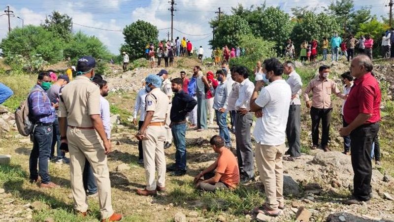 घटना की जानकारी लगते ही मौक पर पुलिस ने पहुंच शव को कब्जे में लिया। इसके बाद पोस्टमार्टम के लिए भेज दिया। वहीं कुछ पुलिसवालों का कहना है कि हमे कुछ क्लू मिले हैं, हम जल्द घटना का खुलासा करेंगे।