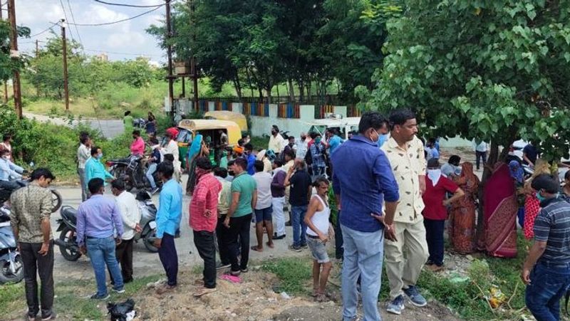 खौफनाक घटना की जानकारी मिलते ही आसपास के लोग बड़ी संख्या में मौके पर जमा हो गए।
