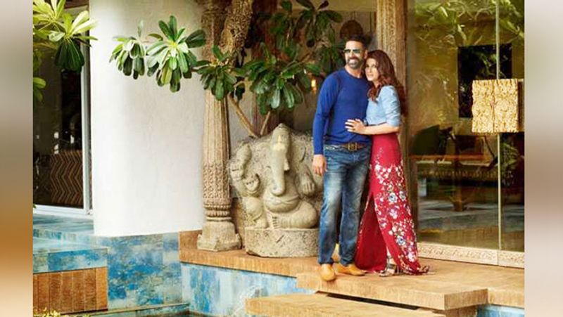 अक्षय और ट्विंकल ने विदेशों से मंगवाई हुए कीमती सामानों से अपने घर को संवारा हैं। 