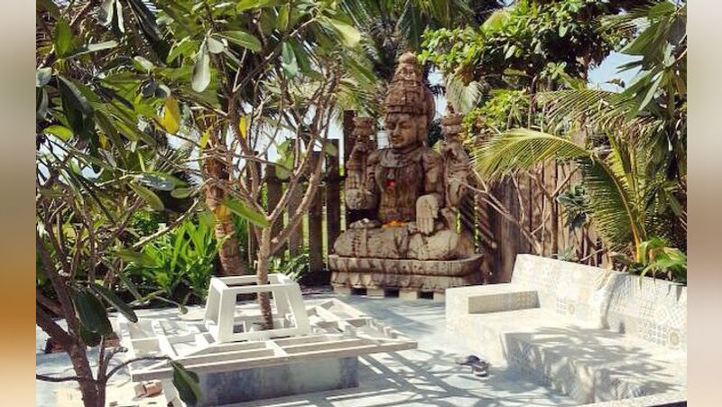 ग्राउंड फ्लोर पर लिविंग एरिया, डाइनिंग एरिया, किचन, होम थिएटर हैं। उनके घर के बाहर का गार्डन एरिया भी बेहद खूबसूरत है।