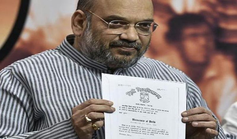 <p><strong>अमित शाह: </strong>बीजेपी के ज्यादातर फैसले लेने का दारोमदार जिनपर होता है, वो राजनीति में आने से पहले बैंक में काम करते थे। जी हां, अमित शाह कभी अहमदाबद कोपरेटिव बैंक में नौकरी करते थे। बात उनकी स्टूडेंट लाइफ की करें तो उन्होंने बायोकेमिस्ट्री में ग्रेजुएशन किया है। इसके बाद उन्होंने अपने पिता का बिजनेस जॉइन किया और कुछ समय स्टॉकब्रोकर भी रहे। </p>
