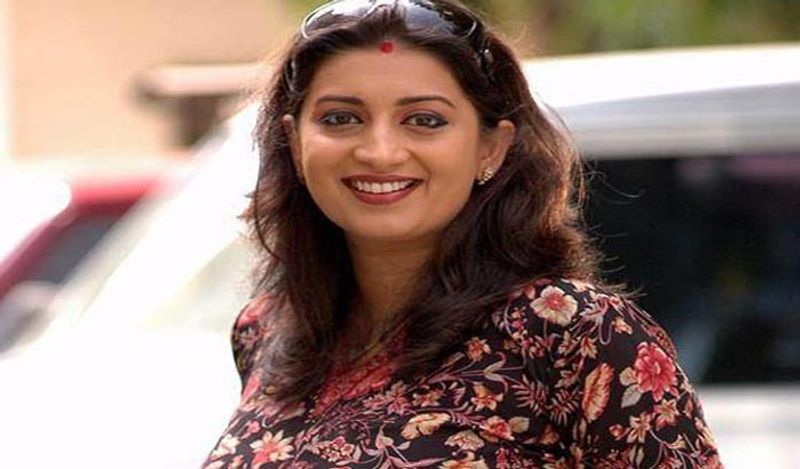 <p><strong>स्मृति ईरानी: </strong>अपने एजुकेशनल क्वालिफिकेशन के कारण स्मृति ईरानी काफी विवादों में रही। समृति ईरानी ने दिल्ली यूनिवर्सिटी से डिस्टेंस के जरिये बीए की डिग्री हासिल की है। हालांकि, 2011 में नॉमिनेशन पेपर्स के मुताबिक, उन्होंने बी कॉम फर्स्ट ईयर तक पढाई की है। अभी भी उनकी असली क्वालिफिकेशन को लेकर कुछ साफ़ नहीं हो पाया है। </p>