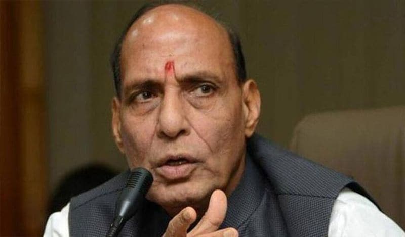 <p><strong>राजनाथ सिंह: </strong>राजनीति में आने से पहले राजनाथ सिंह कॉलेज में प्रोफेसर रह चुके हैं। उन्होंने गोरखपुर यूनिवर्सिटी से पोस्ट ग्रेजुएशन किया है। इसके बाद वो एक यूनिवर्सिटी में लेक्चरर बने। तब जाकर उन्होंने भारत की राजनितिक दुनिया में कदम रखा। </p>