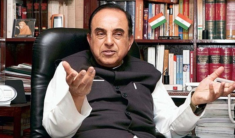 <p><strong>सुब्रमण्यम स्वामी: </strong>बीजेपी के इस नेता के पास हॉवर्ड यूनिवर्सिटी का अर्थशास्त्र में पीएचडी की डिग्री है। इन्होने भारत से ग्रेजुएशन और मास्टर्स के बाद विदेश से पीएचडी की डिग्री ली। इन्हें नेता के अलावा अर्थशास्त्री, गणितज्ञ भी कहा जाता है। </p>