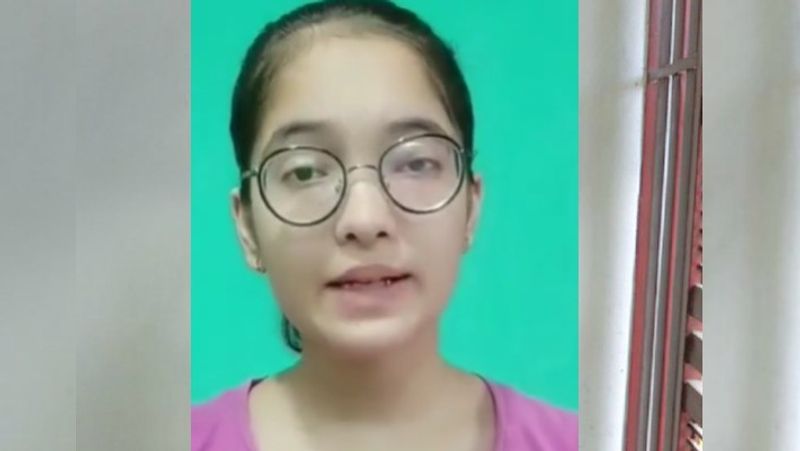 रिद्धिमा ने सुनाया अपना एक किस्सा
रिद्धिमा ने वीडियो के जरिए एक किस्सा भी सुनाया। ''कहा एक दिन मैंने अपने टीचर से कहा कि मैं स्कूल एक ऑक्सीजन सिलेंडर के साथ आ रही हूं, क्योंकि हवा बहुत प्रदूषित हो चुकी है। यह बुरा सपना अभी भी मेरी सबसे बड़ी चिंता है क्योंकि प्रदूषित हवा आज हमारे देश की सबसे बड़ी समस्याओं में से एक है। मुझे चिंता है कि अगर मेरे जैसे 12 साल के बच्चे को सांस लेने में मुश्किल होती है, तो अत्यधिक प्रदूषण वाले दिल्ली एवं अन्य शहरों में रहने वाले छोटे बच्चों का क्या हाल होता होगा।