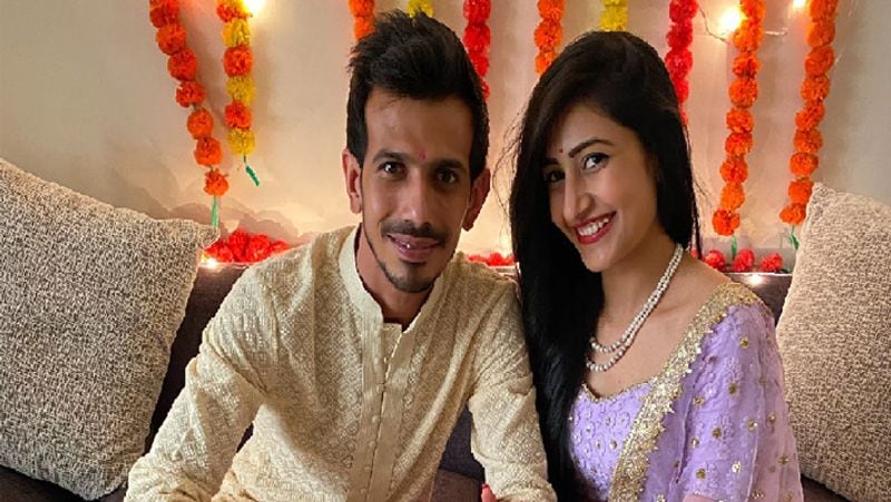 आईपीएल में जाने से पहले 8 अगस्त को धनाश्री वर्मा और यजुवेंद्र चहल की सगाई हुई थी। चहल ने खुद अपने इंस्टाग्राम अकाउंट पर सगाई की तस्वीरें शेयर कर सभी को जानकारी दी थी।